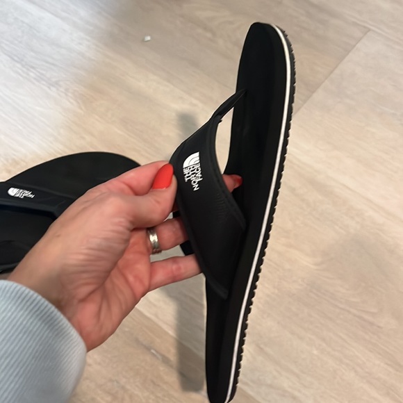 - The North Face teenager boys Black flip flops size 7 like new - Picture 5 of 5